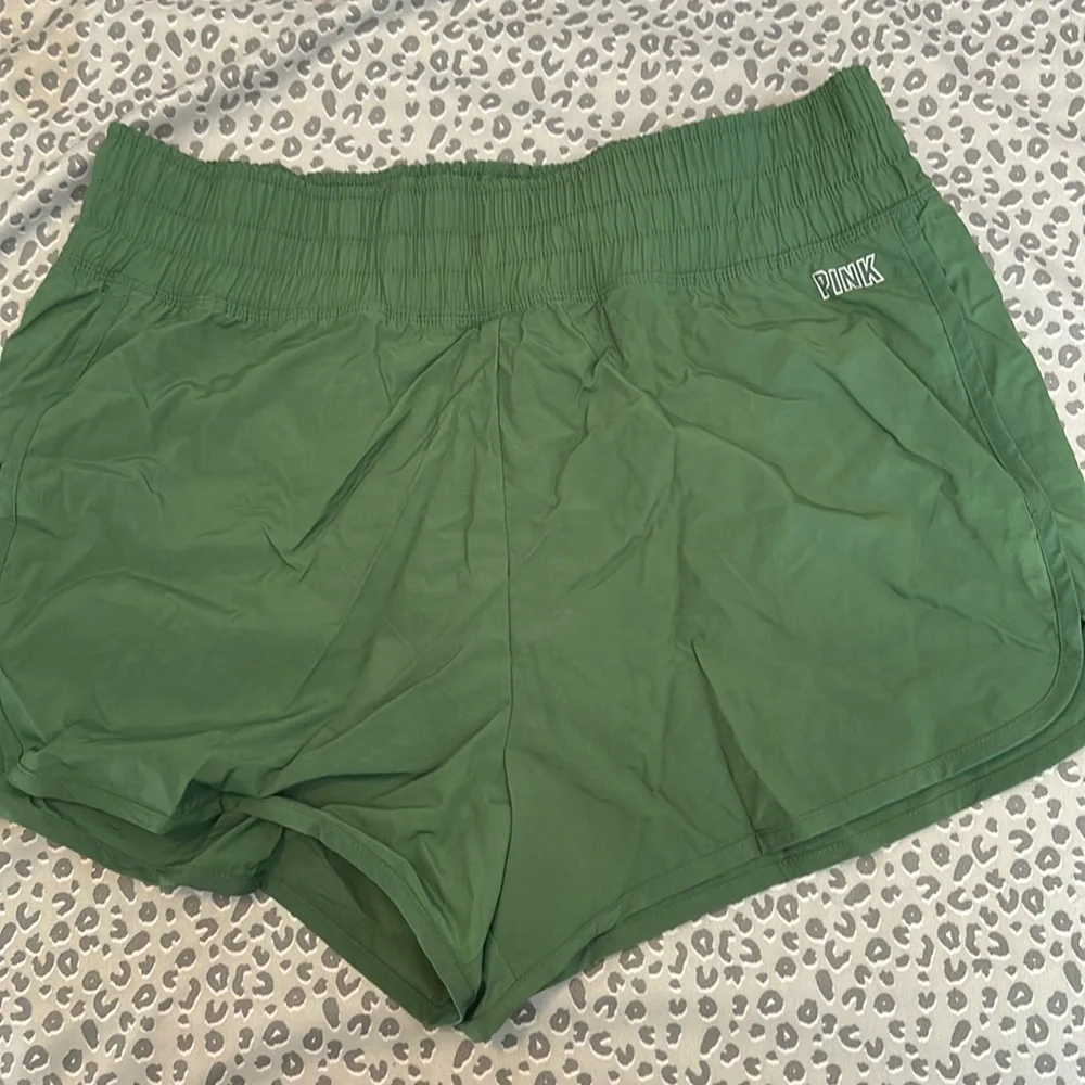 VICTORIA’S SECRET PINK ACTIVE RUNNING SHORTS: GREEN: NEW WITH TAGS: SIZE L